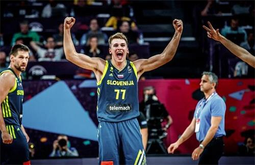 德甲霸主制造惨案，13轮12胜，凯恩踢疯了：替补轰入3球（德甲豪门再现碾压，13轮12胜，凯恩替补上演帽子戏法）