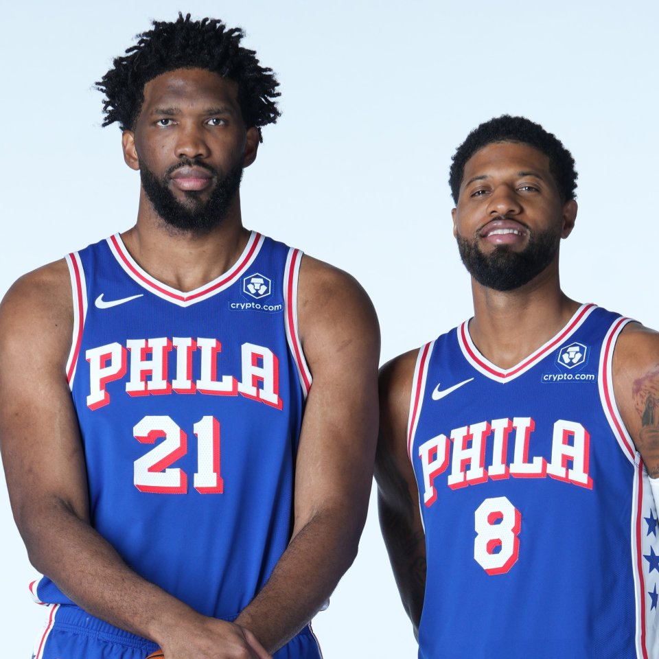 重庆两江新区十联屏打出多个宣传语，庆祝重庆铜梁龙冲超成功（重庆两江新区十联屏齐播多条祝贺标语，庆重庆铜梁龙成功冲超）