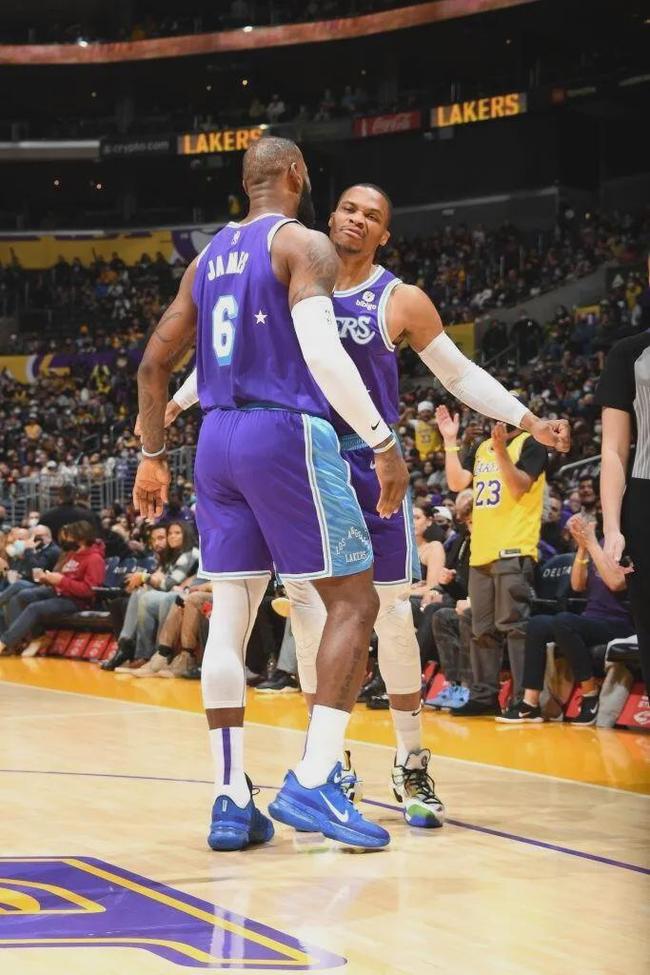 科比大女儿成功获得5年保护令，并将保护范围扩大至全家！（科比长女成功申请5年保护令，保护范围覆盖全家）