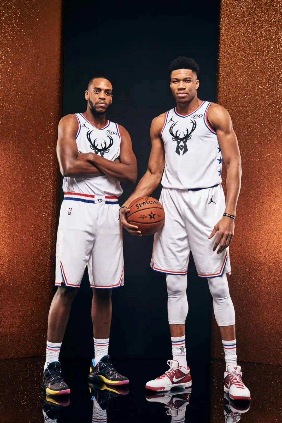 曼联后防频现漏洞遭球迷质疑（曼联防线屡现破绽，惹球迷不满）