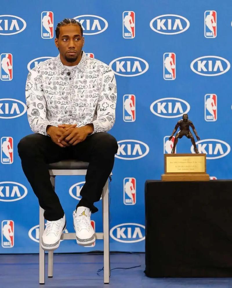 海兰德：实力与智慧并存的篮球新星（海兰德：兼具力量与智慧的篮球新锐）