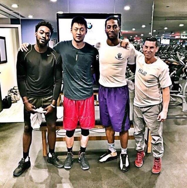 毛彪附体！四川一高校辅导员单刀面对大空门滑倒滚进球网（四川高校辅导员单刀面对空门失足，连人带球滚入球网）