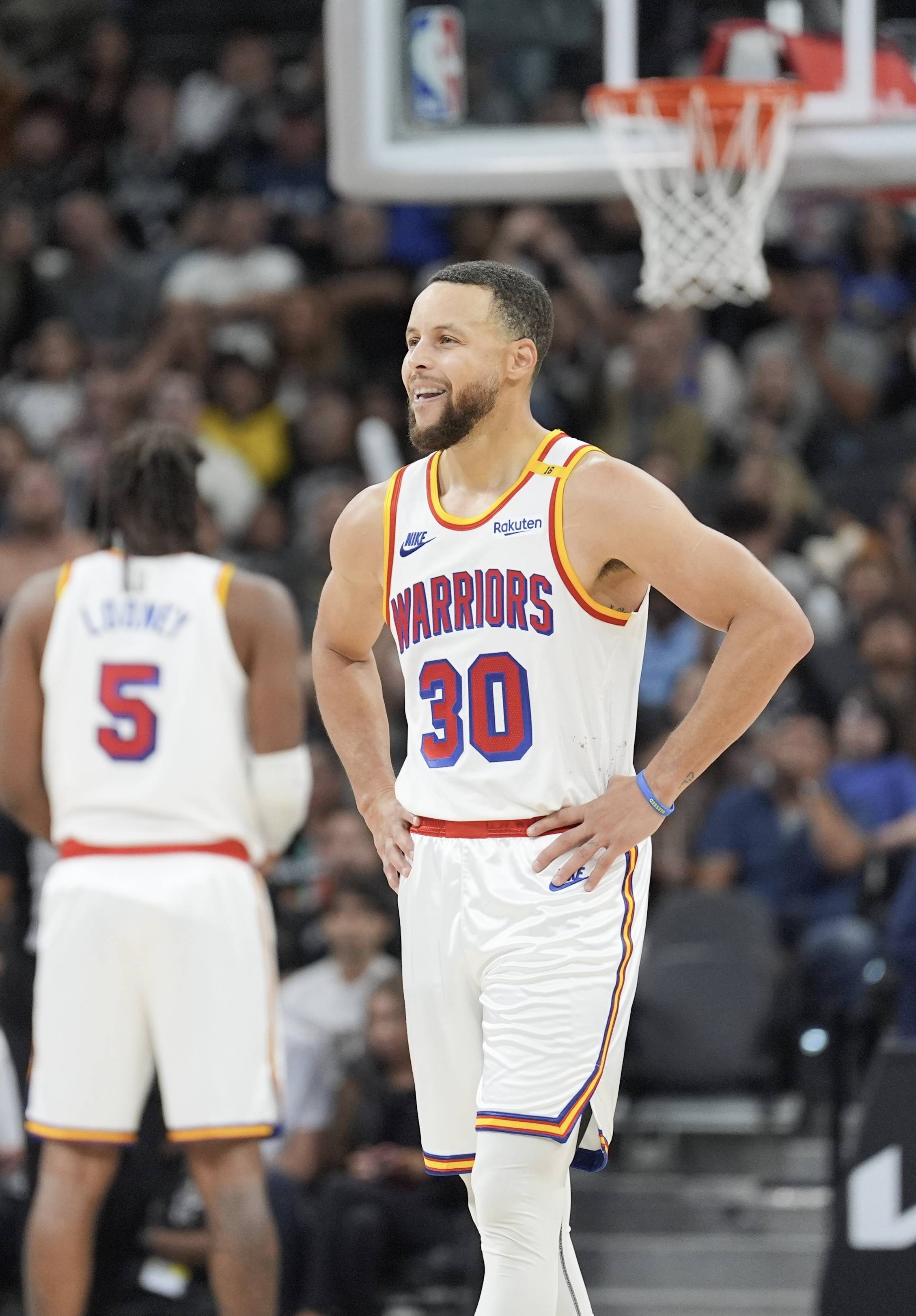 替补奇兵！理查德4投全中半场贡献12分5篮板（替补发威：理查德半场4投4中拿下12分5篮板）