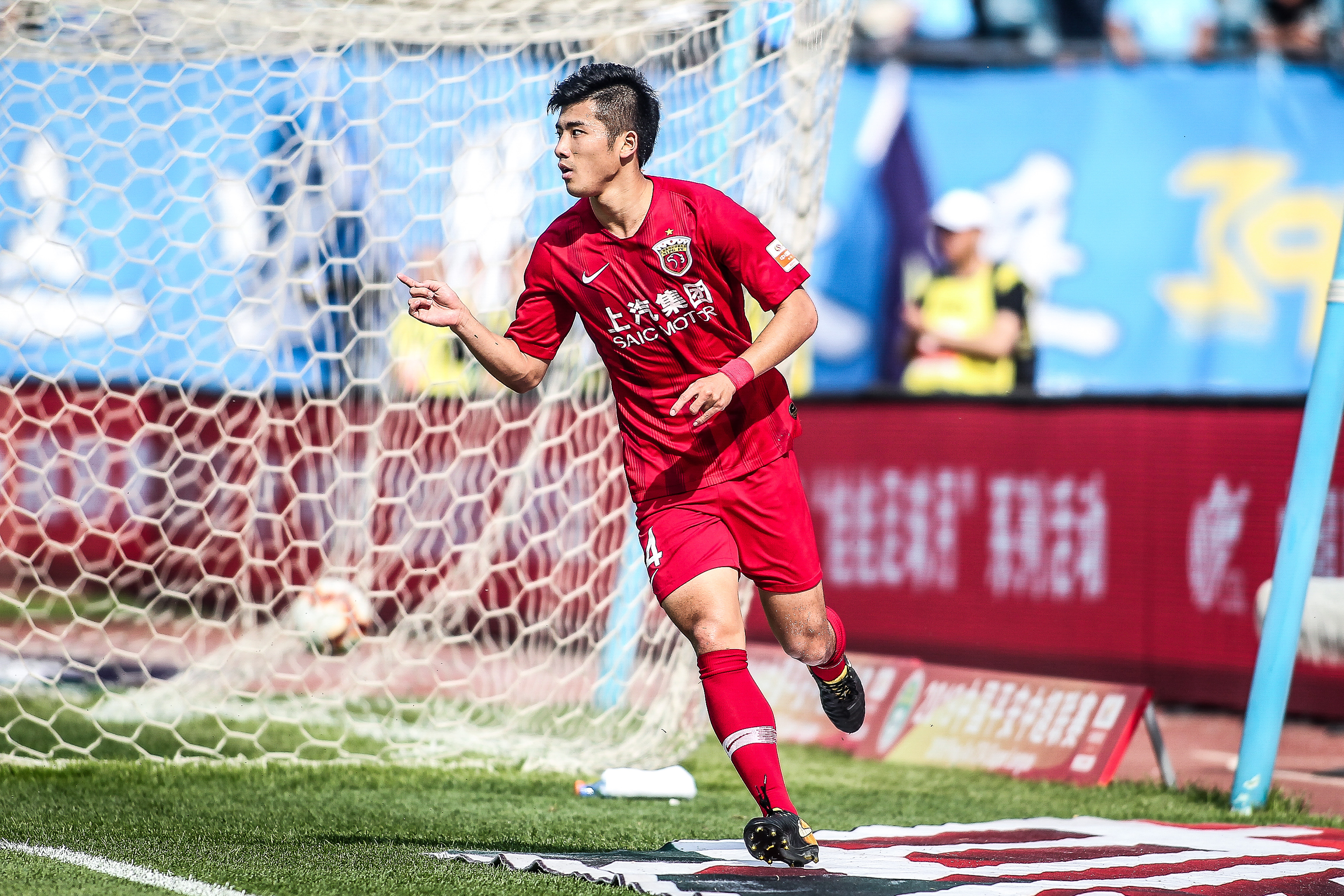 梅州2-2追平英博留住保级希望，奥马尔松破门，马马杜乌龙（梅州2-2战平英博守住保级生机：奥马尔松建功，马马杜自摆乌龙）