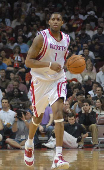 随着里昂爆大冷0-1，尼斯0-1，法甲最新积分榜出炉：大黑马领跑（里昂、尼斯同以0-1落败，法甲积分榜更新：黑马球队登顶）