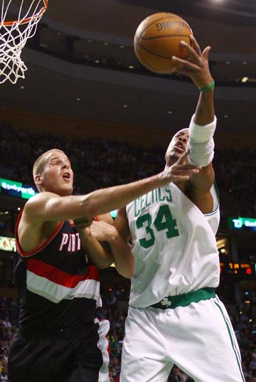 巴甲半场：维尼修斯开场染红，十人塞阿拉暂0-0巴西国际（巴甲半场战报：维尼修斯开场即染红，十人塞阿拉暂与巴西国际互交白卷）