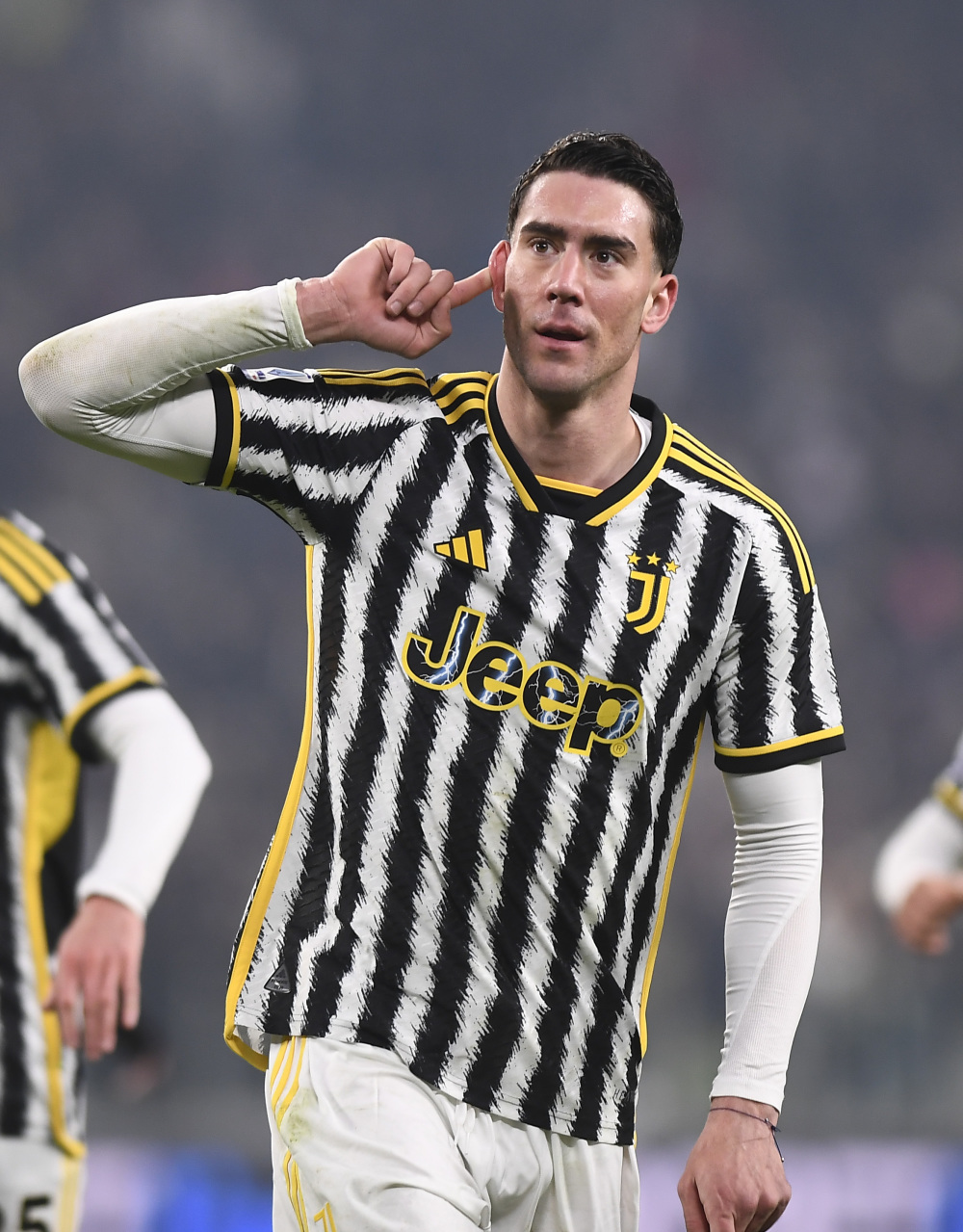 欧冠第4轮前瞻：双战术体系的博弈，两位神锋大战“群狼”（欧冠第4轮前瞻：两套战术硬碰硬，双神锋鏖战群狼）