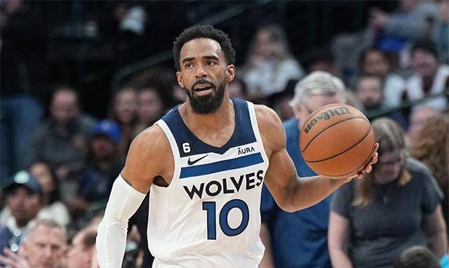 足球国足球迷自发组织万人方阵助威（国足球迷自发组建万人方阵为球队助威）