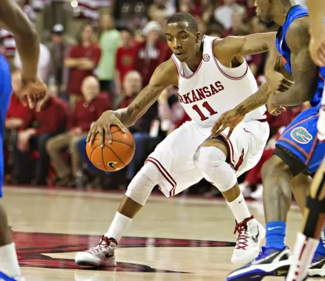 官方：赵博和王国明共同当选中超9／10月最佳守门员（中超9／10月最佳门将出炉：赵博、王国明携手当选）