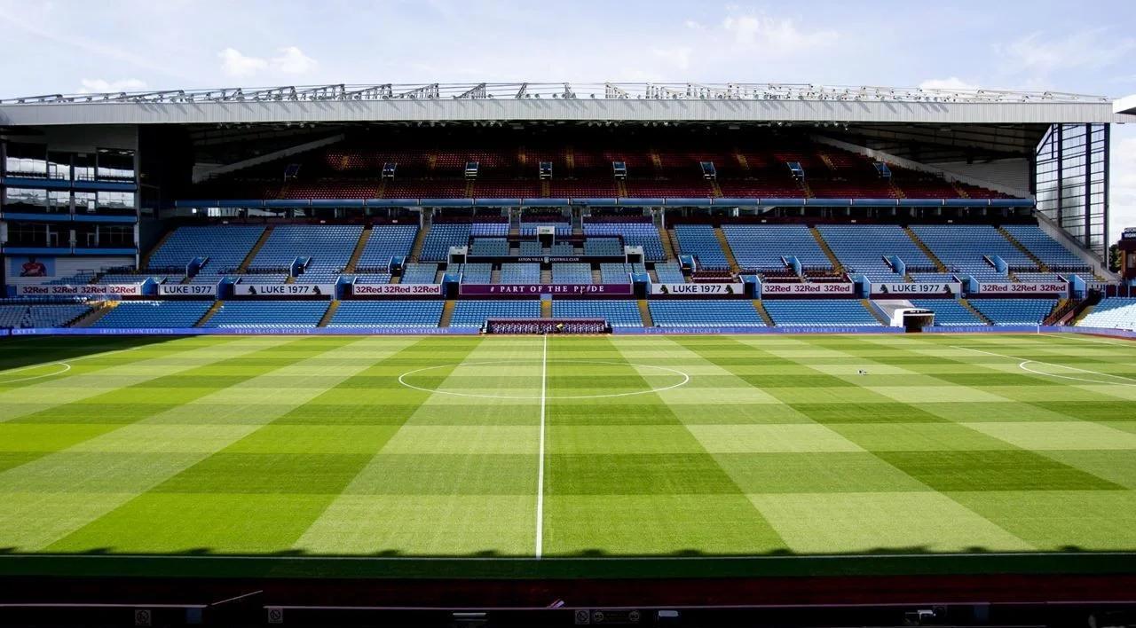 胖东来卖乔丹亲签球衣，售价13.8万元，工作人员回应：保真！定价受收购价影响，存在差异（胖东来上架乔丹亲签球衣，标价13.8万元；工作人员称保真，价格因收购成本不同存在差异）