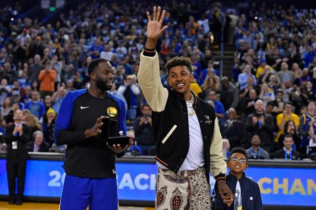 图片报：西蒙斯因抱怨颈痛缺席昨日合练，很可能缺战今日比赛（图片报：西蒙斯昨因颈痛未参加合练，今日比赛恐将无缘）